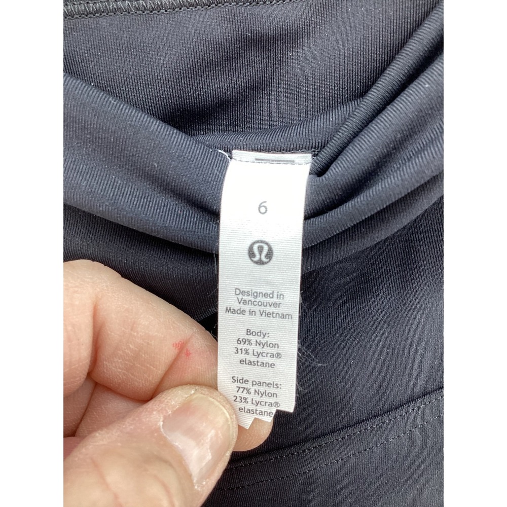 Lululemon Black High Rise Crop Leggings with Pockets Size 6 - Picture 3 of 4